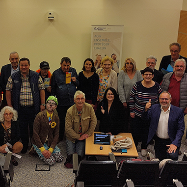 Photo de groupe en présence du directeur de la CPAM de la Manche, accompagné des associations bénéficiaires de l'aide.